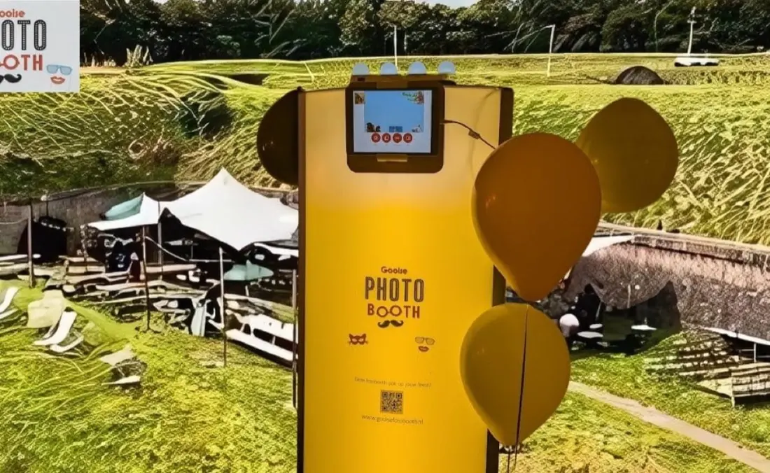 Gooise Photobooth buiten op het terrein van Comenius Brouwerij in Naarden
