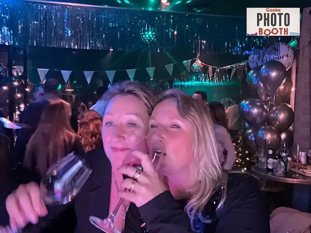 Twee vrouwen met een glas op een feest, foto gemaakt met de Gooise Photobooth