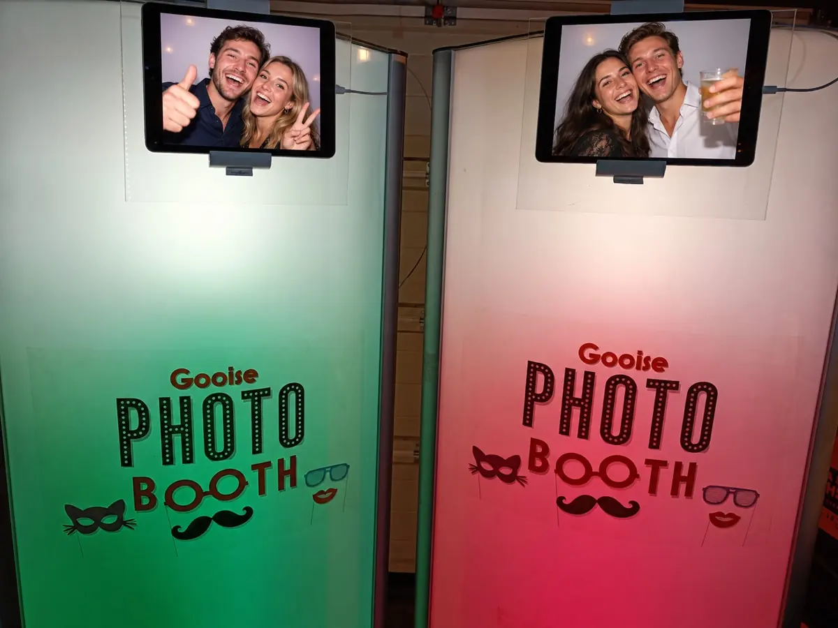 Twee verlichte LED-fotozuilen van de Gooise Photobooth met een iPad erop, in groen en rood licht